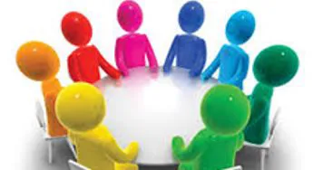 Figure stilizzate sedute attorno a un tavolo per un focus group